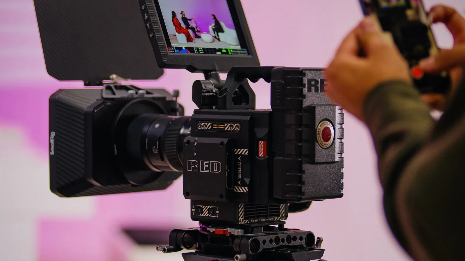 Interview am Messestand wird mit professioneller Kinokamera aufgezeichnet — Messevideo-Produktion von Pixer