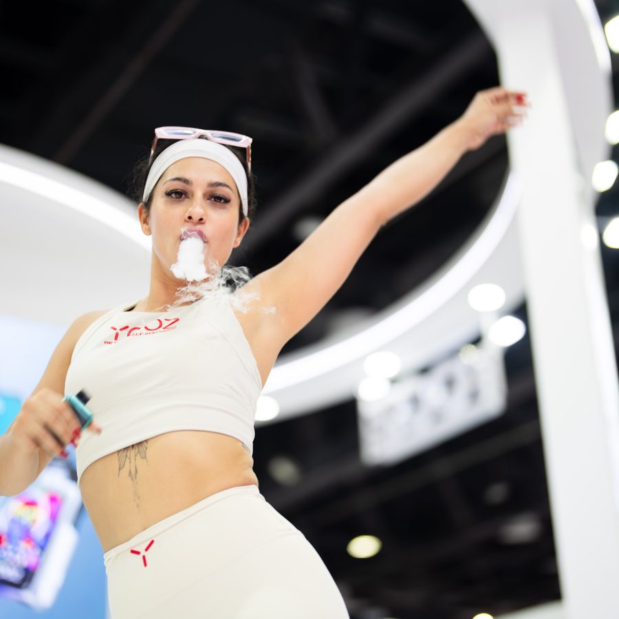 Brand ambassador at trade fair booth with dynamic pose, photographed by Pixer